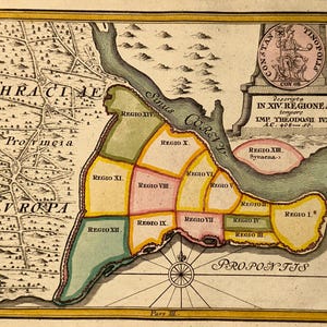 Op de afbeelding: Oude kaart van een stad, met een gedetailleerde indeling met gelabelde regio's en geografische kenmerken. De kaart is gekleurd met tinten groen, geel en roze, en bevat Latijnse tekst. De kaart is omlijst met een decoratieve rand.