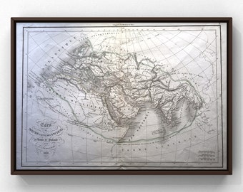 Pode incluir: Um mapa antigo emoldurado do mundo, com cartografia detalhada do mundo antigo. O mapa é em tons sépia com linhas e texto intrincados, emoldurado em uma moldura de madeira marrom escura. O mapa inclui o texto "Carte du Monde des Anciens".