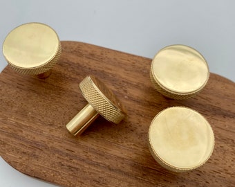 Gekordelter Möbelknopf rund aus Messing: Moderne Möbelbeschläge (30 mm x 30 mm)