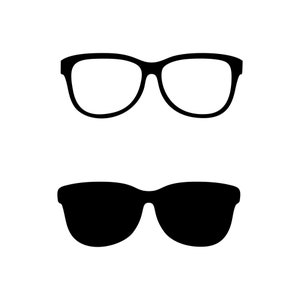 Puede incluir: Dos pares de gafas de sol negras, una con lentes transparentes y otra con lentes oscuros.