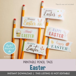Könnte beinhalten: Eine Sammlung gelber Bleistifte mit angebrachten weißen Papierfahnen. Jede Fahne zeigt die Worte "Happy Easter" in verschiedenen Schriftarten und Farben sowie Illustrationen zum Thema Ostern. Das Bild enthält den Text "Printable Pencil Tags" und "Easter".