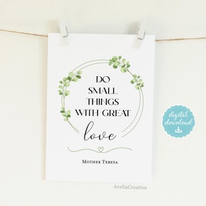 Puede incluir: Cita imprimible con una corona de hojas verdes alrededor del texto "Haz cosas pequeñas con gran amor" y las palabras "Madre Teresa" debajo. La cita está sobre un fondo blanco.