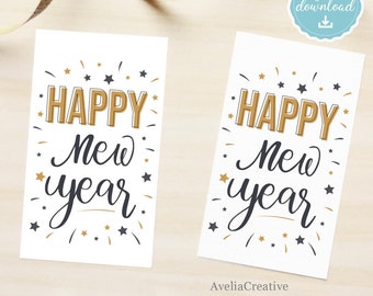 Può includere: Due biglietti rettangolari bianchi con "HAPPY New year" in oro e nero, circondati da stelle e coriandoli. Un'icona di download digitale si trova nell'angolo in alto a destra. Il testo "AveliaCreative" è in basso.
