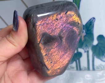 Labradorita iridiscente brillante de forma irregular – Cristal arcoíris – J8