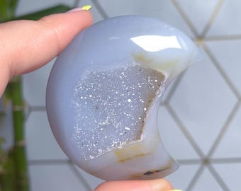 Kryształowy księżyc z agatu druzy lace – rzeźbiony kamień kieszonkowy – G41 G42 G43 G44 G45
