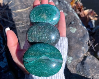 Dark Green Aventurine Palm Stone – Natural Crystal for Abundance, Luck & Heart Healing – Pocket Green Crystal