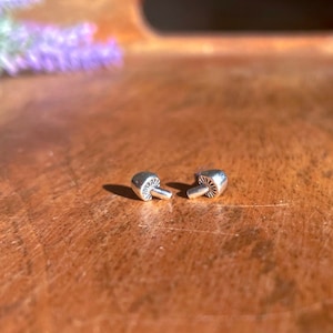 Boucles d&#39;oreilles champignons - petits clous d&#39;oreilles - petites boucles d&#39;oreilles - boucles d&#39;oreilles champignons - boucles d&#39;oreilles minimalistes - champignon magique - argent sterling 925 -