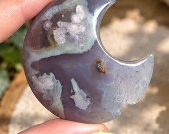 Kryształowy Księżyc z Agatu Kwiatowego – Rzeźbiony Kamień Kieszonkowy - G17