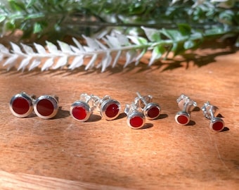 Pendientes de plata de ley con ágata roja: joyería minimalista y delicada