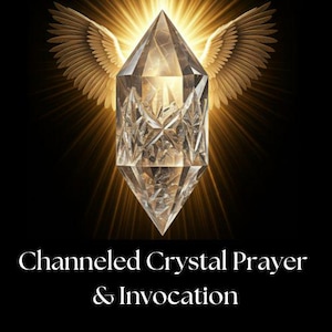 Peut inclure: Un grand cristal transparent en forme de pointe, entouré d'ailes d'ange dorées. Le texte "Channeled Crystal Prayer & Invocation" est sous le cristal.