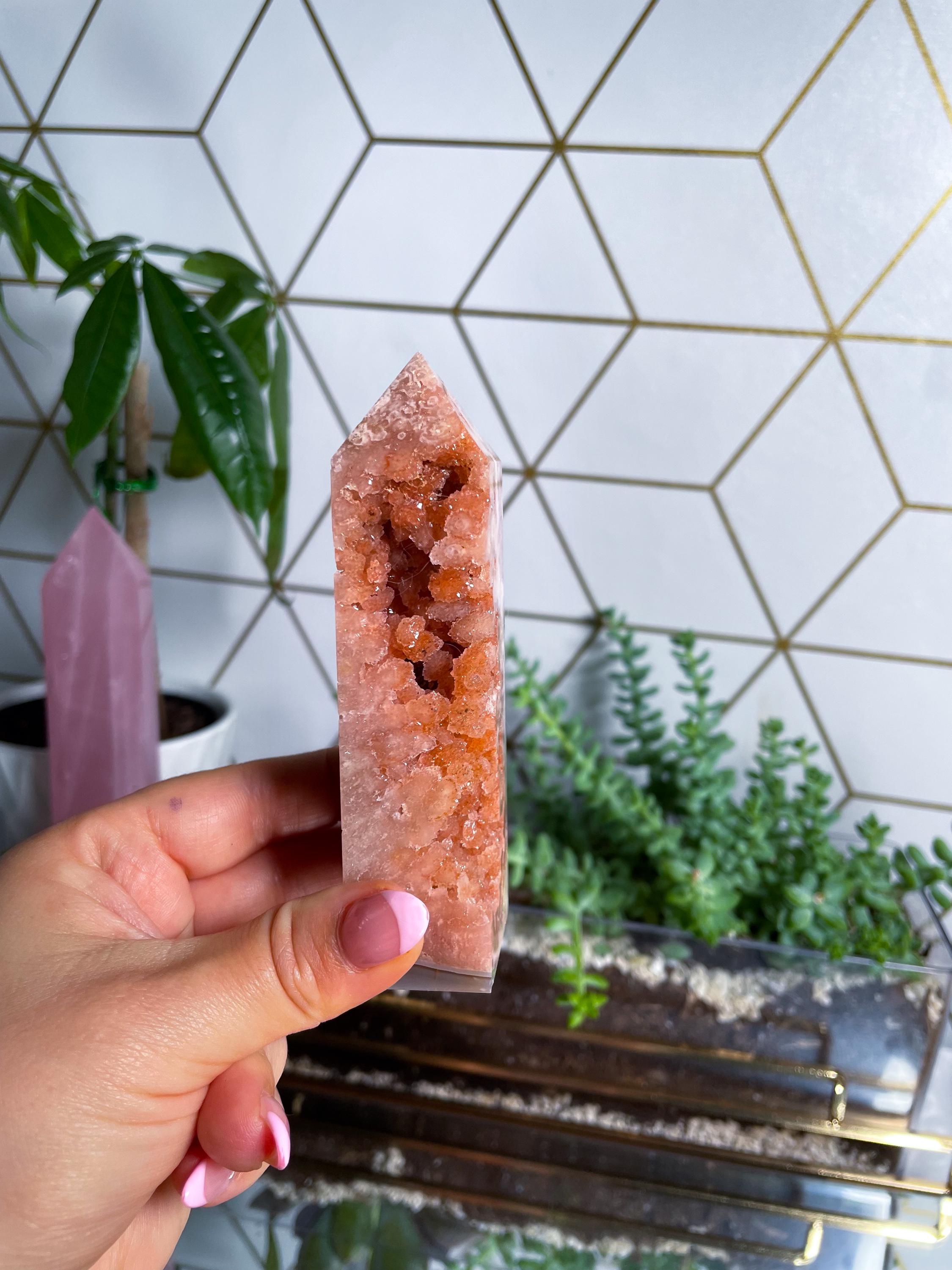 赤みがかったピンクのアメジストタワー - シュガードゥルージー