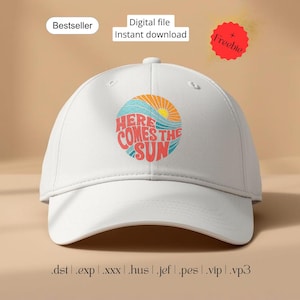 Könnte beinhalten: Weiße Baseballkappe mit einem farbenfrohen, kreisförmigen Design. Das Design zeigt den Text "HERE COMES THE SUN", eine Sonne und Wellen in Orange, Blau und Rot. Die Kappe hat einen gebogenen Schirm.