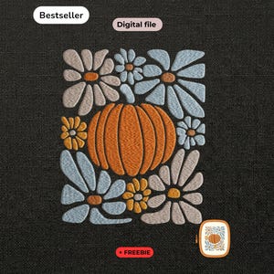 Könnte beinhalten: Ein Stickmuster mit einem zentralen orangefarbenen Kürbis, umgeben von stilisierten Blumen in Hellblau, Beige und Senfgelb. Die Texte Bestseller, Digital file und + FREEBIE erscheinen in kleinen rechteckigen Etiketten auf dem schwarzen Hintergrund.