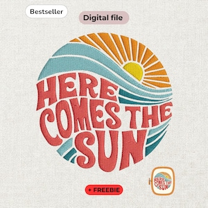 Può includere: Un disegno per ricamo circolare che presenta un sole giallo con raggi arancioni, onde azzurre e il testo "HERE COMES THE SUN" in lettere rosse in grassetto. Il disegno è presentato come un file digitale con una piccola icona di anteprima.