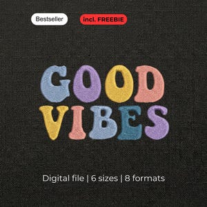 Puede incluir: Un diseño de bordado con el texto GOOD VIBES en una fuente redondeada y multicolor con letras azul claro, moradas, amarillas y rosas. Arriba hay etiquetas que dicen Bestseller e incl. FREEBIE, con Digital file | 6 sizes | 8 formats debajo.