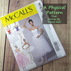 Puede incluir: Un sobre de patrón de costura McCall's Costumes, modelo M7615, con ilustraciones de cinco trajes de ballet diferentes en blanco, rojo, morado y rosa. El texto dice A Physical Pattern That Arrives By Postal Mail y talla A5.