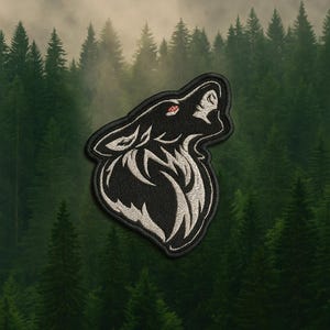 Écusson brodé loup hurlant à coudre sur la faune et les animaux Sentier naturel randonnée Montagnes Forêt pour sac à dos Sacs Gilet Veste Vêtements