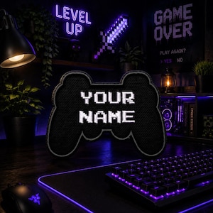 Patch bordado personalizado com seu nome, 10 cm de largura x 6,5 cm de altura, em formato de controle de videogame, para costurar ou aplicar com ferro de passar. Ideal para fantasias de Halloween, mochilas, coletes, jaquetas e roupas em estilo retrô.