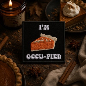 「I'm Occu-pied」パッチ／アイロン接着パッチ／ハロウィン秋の装飾／パンプキンパイ／衣類、ベスト、ジャケット、帽子、バックパック、エプロン用の刺繍縫い付けアップリケ