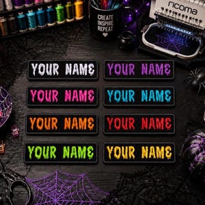 Etiqueta personalizada con tu nombre, parche bordado termoadhesivo de 10 cm de ancho x 2,5 cm de alto, para coser o usar en Halloween, equipaje, disfraces, mochilas, bolsos, chalecos, chaquetas, ropa de motociclista.