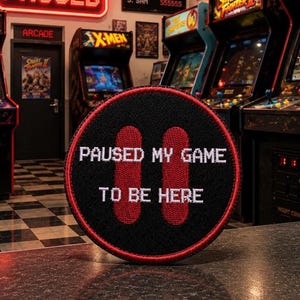 ゲームを一時停止してここにいるパッチ/アイロン接着パッチ/ギーク＆ゲーマー/衣類ベスト/ジャケット、帽子、バックパック用の刺繍縫い付けアップリケ