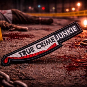 True Crime Junkie Messer Patch Gestickt Aufnäher Halloween Kostüm Scary Custom für Rucksack Taschen Weste Jacke Kleidung Jeans Hüte