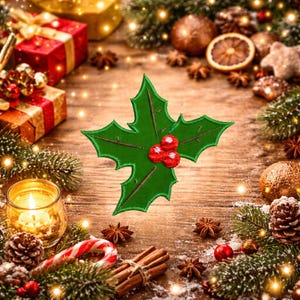 Può includere: Una foglia di agrifoglio verde con tre bacche rosse, una decorazione natalizia festosa. L'immagine è circondata da elementi festivi come regali, candele, pigne e bastoncini di cannella, creando un'atmosfera calda e stagionale.