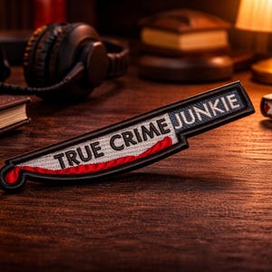 True Crime Junkie Messer Patch Gestickt Aufnäher Halloween Kostüm Scary Custom für Rucksack Taschen Weste Jacke Kleidung Jeans Hüte