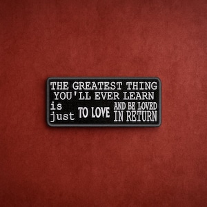 Die größte Sache, die Sie jemals lernen werden, ist, gesticktes Aufbügler Romanze Benutzerdefinierter Text-Namensabzeichen für Rucksack-Weste-Jacken-Kleidung zu lieben