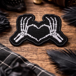 Aplique termocolante com mãos de esqueleto e coração/Aplique para fantasia de Halloween/Aplique bordado para costurar em roupas, coletes, jaquetas, chapéus e mochilas.