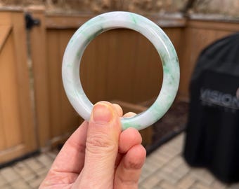 BW031-L 55.7mm Certified Untreated Grade A Jade Bracelet｜Burmese Jadeite Bangle 缅甸翡翠A货手镯｜Round Light Green wirh Floral Pattern 白底飘花正圈