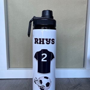 Botella de agua de fútbol, personalizada con nombre, imagen de fútbol, camiseta de fútbol con número y bota de fútbol. Para niños o niñas.