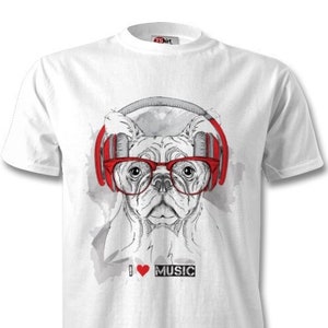 Op de afbeelding: Wit T-shirt met een afbeelding van een hond met rode koptelefoon en een rode bril. De tekst "I ♥ MUSIC" staat onder de hond.