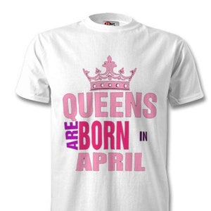 Op de afbeelding: Wit T-shirt met een roze kroon en de tekst "Queens are born in April".