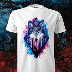 Op de afbeelding: Wit T-shirt met een kleurrijk aquarelontwerp van een wolfskop in een ruitvorm. De ogen van de wolf zijn omringd door een galaxy-patroon.