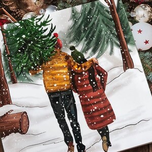 Puede incluir: Una pareja con ropa de invierno camina por un bosque nevado. El hombre lleva un suéter a rayas amarillo y marrón y la mujer lleva un suéter a rayas rojo y blanco. Llevan un pequeño árbol de Navidad.