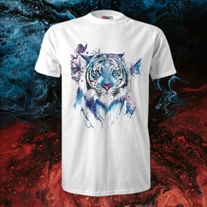 Op de afbeelding: Wit T-shirt met een aquarel-illustratie van een blauwe en witte tijger met vlinders.