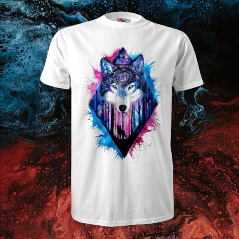 Op de afbeelding: Wit T-shirt met een kleurrijk aquarelontwerp van een wolfskop in een ruitvorm. De ogen van de wolf zijn omringd door een galaxy-patroon.