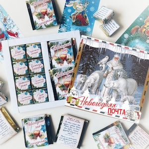 Puede incluir: Una caja blanca llena de pequeños cuadrados de chocolate, cada uno con un saludo de Año Nuevo diferente en ruso. La caja está rodeada de postales de estilo vintage con escenas de invierno y temas de Año Nuevo. El texto en la caja dice "Correo de Año Nuevo".