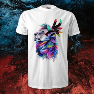 Op de afbeelding: Wit T-shirt met een kleurrijke afbeelding van een leeuwenkop met veren erop. De leeuwenmanen is een regenboog van kleuren.
