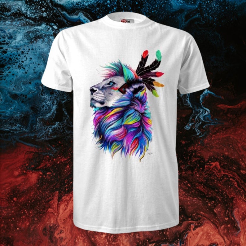 Op de afbeelding: Wit T-shirt met een kleurrijke afbeelding van een leeuwenkop met veren erop. De leeuwenmanen is een regenboog van kleuren.