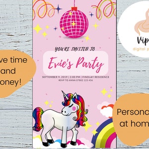 Peut inclure: Invitation à une fête rose et violette avec une licorne, un arc-en-ciel et une boule à facettes. Le texte indique "Vous êtes invités à la fête d'Evie".