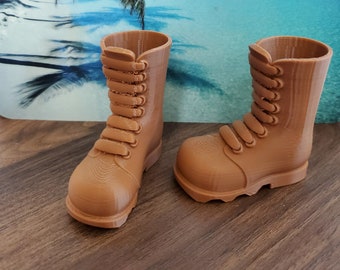 Könnte beinhalten: Ein Paar braune Lederstiefel mit Schnürsenkeln. Die Stiefel haben ein robustes Aussehen und sind aus einem strukturierten Material gefertigt.