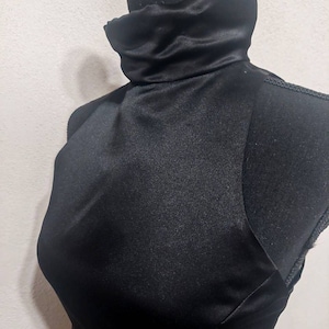 Puede incluir: Una camisa negra de cuello alto en un maniqu&iacute;.
