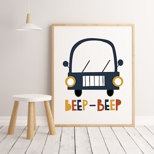 Könnte beinhalten: Ein druckbares Wandbild mit einem blauen Cartoon-Auto mit gelben Scheinwerfern und dem Text "BEEP-BEEP" in bunten Buchstaben.