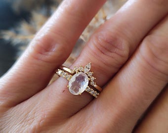 Anillo de boda con piedra lunar, anillo ovalado con piedra lunar, anillo de compromiso con piedra lunar, anillo dorado con piedra lunar, anillo llamativo con piedra lunar.