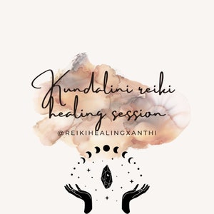 Może przedstawiać: Tło akwarelowe w odcieniach brzoskwiniowego i szarego. Tekst "Kundalini Reiki Healing Session" napisany jest czarnym, ozdobnym pismem. Pod tekstem znajduje się nazwa profilu w mediach społecznościowych "@REIKIHEALINGXANTHI". Obrazek zawiera również czarno-białą ilustrację dwóch dłoni trzymających kryształ otoczony półksiężycem i gwiazdami.