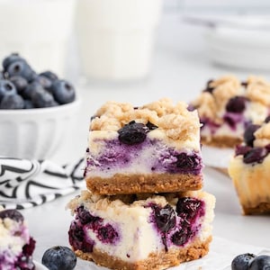 BESTES REZEPT für Blueberry Crumble Käsekuchen Riegel.
