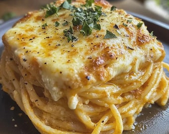 Può includere: Un quadrato di spaghetti al forno, condito con formaggio fuso ed erbe. La pasta è stratificata con salsa e formaggio, creando un piatto sostanzioso. Il formaggio è dorato e frizzante.