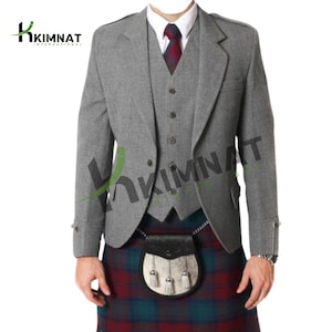 Puede incluir: Un conjunto de chaqueta, chaleco y corbata de lana gris. La chaqueta tiene cierre de dos botones y el chaleco tiene tres botones. La corbata es de patrón burdeos y azul marino. El conjunto incluye un kilt tartán tradicional y un sporran de cuero negro.